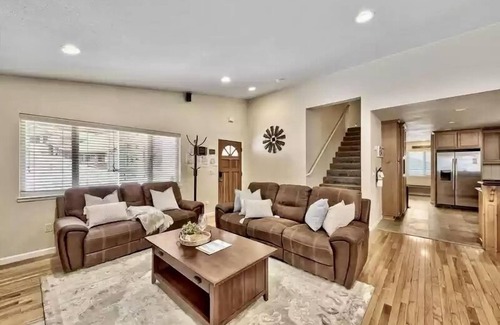 Montgomery Estates Cabin | Lake Tahoe Cabin with Hot tub Mv350