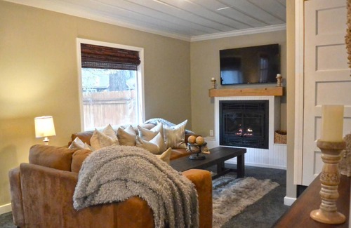 Sierra Tract Cottage | ~Lake Tahoe Cottage by-Heavenly-ski-Resort~ *There’s Snow*