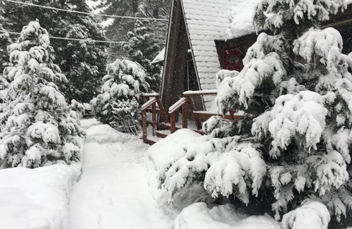 Al Tahoe Cabin | Lake Tahoe gem, 8 minutes to Heavenly, 3 blocks to the Lake and Regan Park