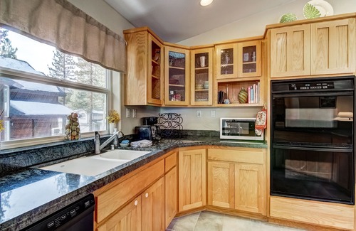 Montgomery Estates House | Lake Tahoe Golden Bear Retreat Hot Tub, Pet Friendly fall discounts in place