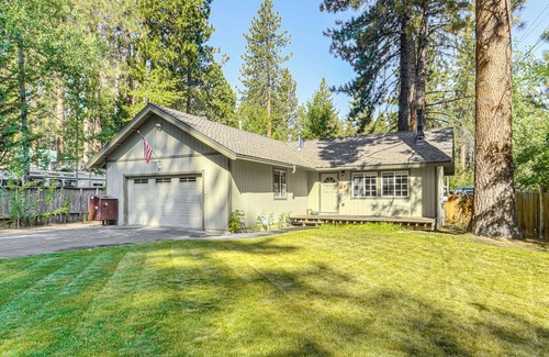 Tahoe Vista House | Lake Tahoe Home: Walk to Beach & Kayak Rentals!