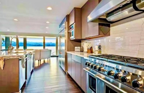 Skyland House | Lake Tahoe lakefront Home of the Stars Lx96