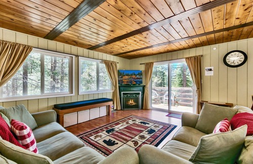 Country Club Estates Cabin | Lake Tahoe Vacay 🛶 | Forest Views 🌲 | Fireplace 🔥 | Foosball ⚽ | Skiing 🎿🗻