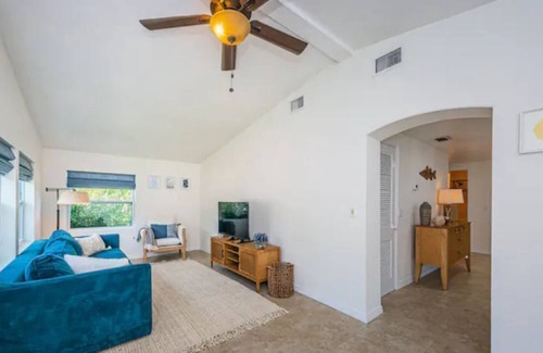Tarpon Springs House | Lake Tarpon Modern 3 Bedroom 2 Bathroom House