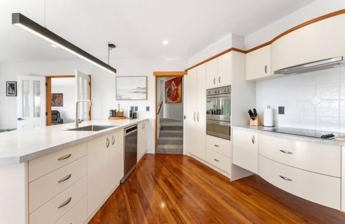Waipahihi House | Lake Taupo Outlook