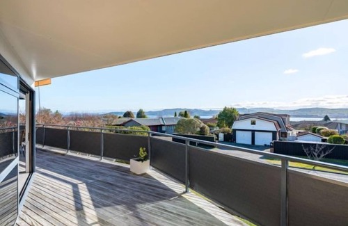 Waipahihi House | Lake Taupo Outlook