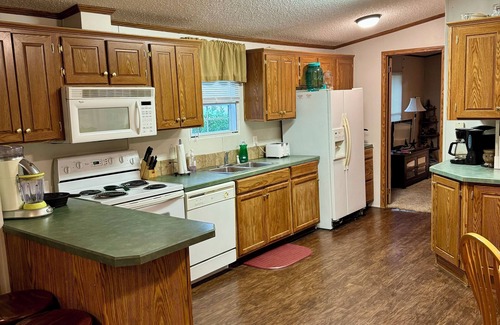 Kingston House | Lake Texoma Cabin: Relaxing, quiet, great fishing & just minutes from the water!