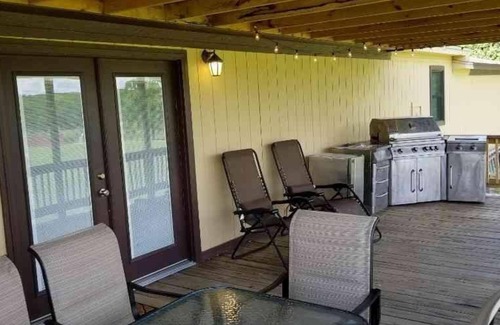 Mead House | Lake Texoma Lakeside Cottage