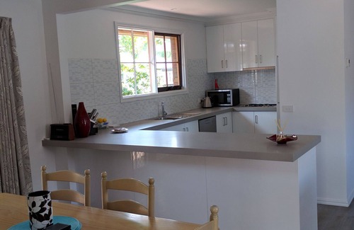 Lake Wendouree House | LAKE TOWNHOUSE - On Lake Wendouree, Walk to beautiful Botanical Gardens