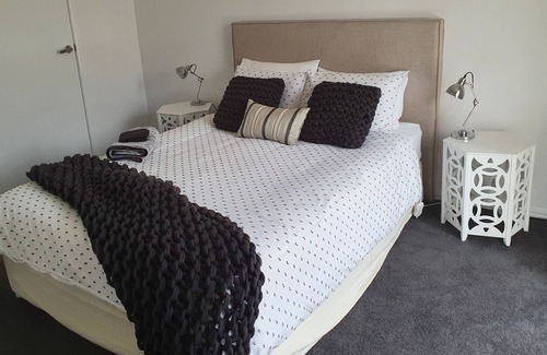 Lake Wendouree House | LAKE TOWNHOUSE - On Lake Wendouree, Walk to beautiful Botanical Gardens