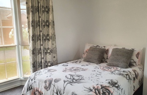 Lake Wendouree House | LAKE TOWNHOUSE - On Lake Wendouree, Walk to beautiful Botanical Gardens