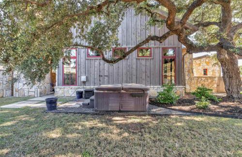 Spicewood House | Lake Travis Cottage - Hot Tub - Pickleball - BBQ