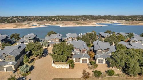 Spicewood House | Lake Travis Cottage - Hot Tub - Pickleball - BBQ