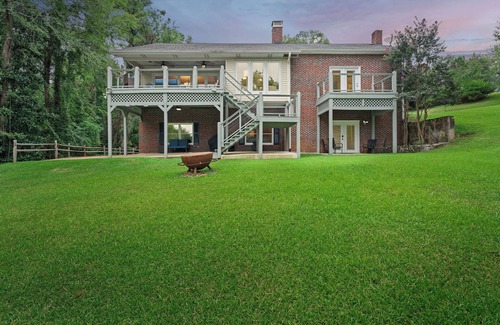 Northport House | Lake Tuscaloosa Waterfront Home -great for friends, families, and Bama parents!