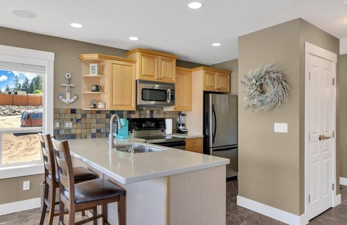 Central Okanagan House | Lake View 2 Bedroom Cottage with Hot Tub and Pet Friendly!