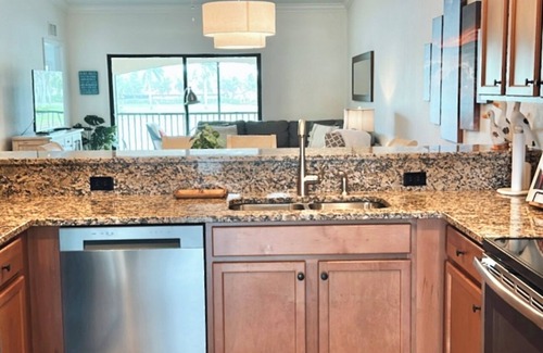 Naples Condo | Lake View 2+Den/2 Veranda, detached garage - Special December-April Pricing