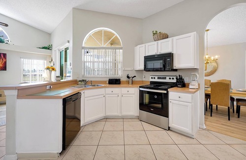 Sunridge Woods House | ⛱ Lake View - 4 Bed - Sunridge Wood - South Facing Pool Home ✈