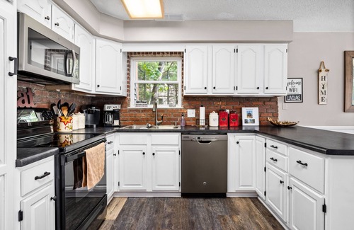 Kalkaska House | Lake View & Access/Hot Tub/5000 Arcade Games/Pool Table/Pontoon for Rent