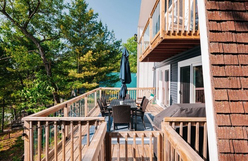Kalkaska House | Lake View & Access/Hot Tub/5000 Arcade Games/Pool Table/Pontoon for Rent