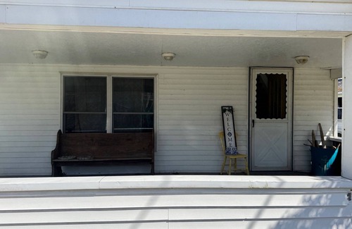 North Kingsville House | LAKE VIEW! Amazing sunsets! Charming 2-bedroom house in beautiful Conneaut.