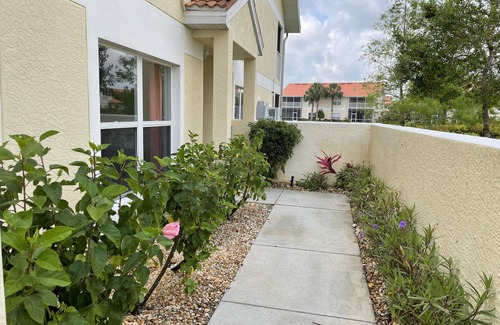 Naples Condo | Lake view - Bright and airy ,end unit Condo-1st Floor-Walk to Pool & Clubhouse