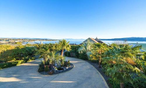 Hilltop House | Lake View by Town