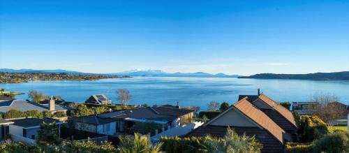 Hilltop House | Lake View by Town