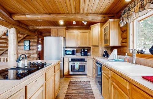 Cascade Cabin | Lake-View Cabin with Deck, Firepit & Pool Table