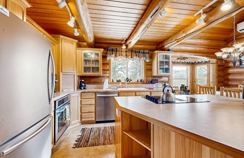Cascade Cabin | Lake-View Cabin with Deck, Firepit & Pool Table
