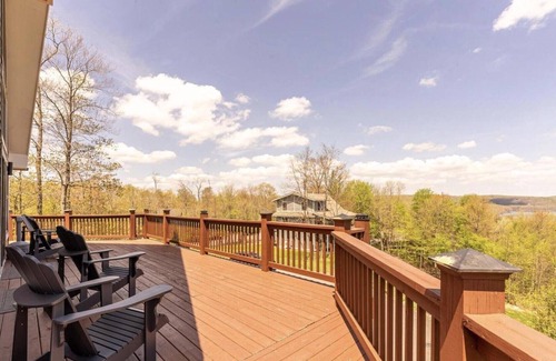 Oakland Ski Chalet | Lake View Chalet with Hot Tub and Fire Pit