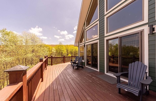 Oakland Ski Chalet | Lake View Chalet with Hot Tub and Fire Pit