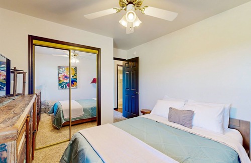 Holiday Island Condo | Lake view condo with fireplace, firepit, deck & central AC