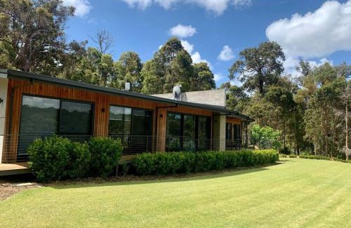 Quindalup House | Lake View - Contemporary Comforts meets Nature