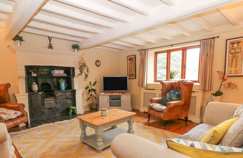 Leek Cottage | LAKE VIEW COTTAGE, pet friendly, character holiday cottage in Leek