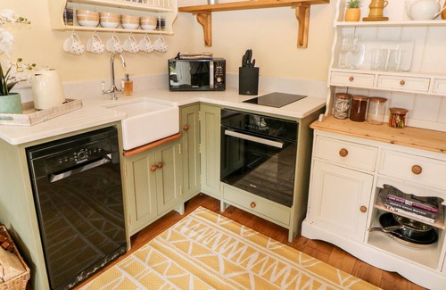 Leek Cottage | LAKE VIEW COTTAGE, pet friendly, character holiday cottage in Leek
