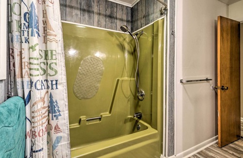 Albany Cottage | Lake View Escape - 1 Mile From Wisdom Dock!