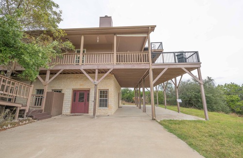 Belton Villa | Lake-view family retreat, large deck and easy access to the lake