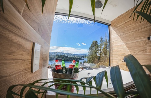 El Penol House | LAKE VIEW FARM- 18 PEOPLE- JACUZZI INSIDE AND OUTSIDE