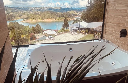 El Penol House | LAKE VIEW FARM- 18 PEOPLE- JACUZZI INSIDE AND OUTSIDE