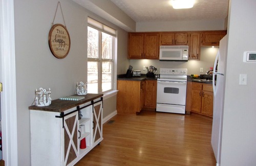 Bronston House | Lake View Home on Beautiful Lake Cumberland - Watson's INN the Woods