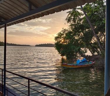 Quilon House | Lake View Homestay Kundara