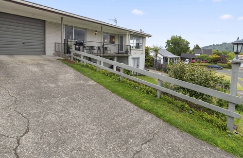 Kawaha Point House | LAKE VIEW LODGE - ROTORUA UPSTAIRS HOLIDAY UNIT in Rotorua