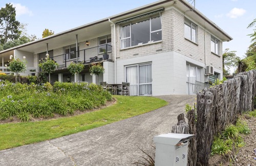 Kawaha Point House | LAKE VIEW LODGE - ROTORUA UPSTAIRS HOLIDAY UNIT in Rotorua