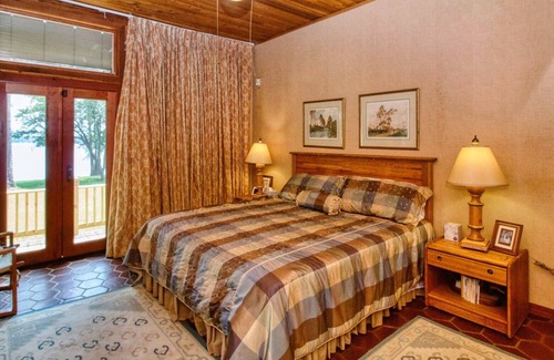 Negreet House | Lake view Lodge