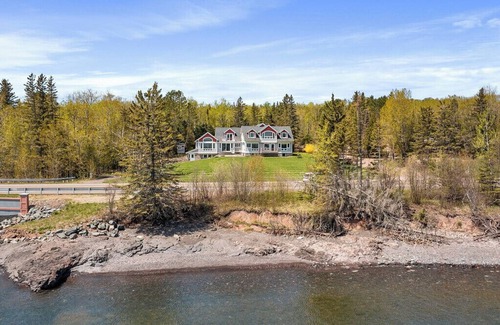 French River House | Lake View Luxury Retreat/10mins to Duluth/85" Home Theater/Heated Game Room/Fire pit