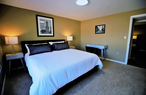 Kenmore House | Lake View New Guest Suite in Golf Course w/King Bed