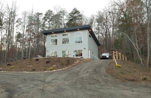 Lynn House | Lake view on Lake Lanier. House and garage apartment. Sleeps 10-12