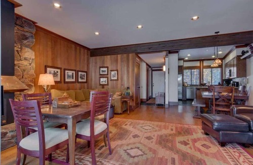 Tahoe Tavern House | Lake View|Pier|Bouys|Pickleball|Walk to Town