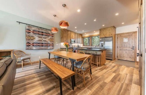 Tahoe Tavern House | Lake View|Pier|Bouys|Pickleball|Walk to town