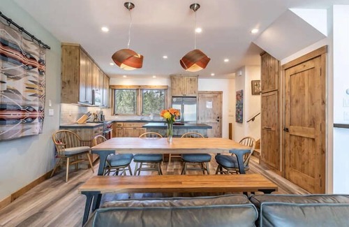Tahoe Tavern House | Lake View|Pier|Bouys|Pickleball|Walk to town